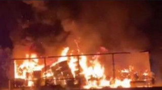 «Χάος» στην Αθηνών - Λαμίας λόγω πυρκαγιάς σε νταλίκα