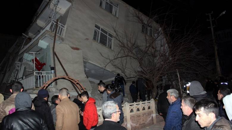 Ισχυρός σεισμός στην Τουρκία: Νεκροί και εκατοντάδες τραυματίες