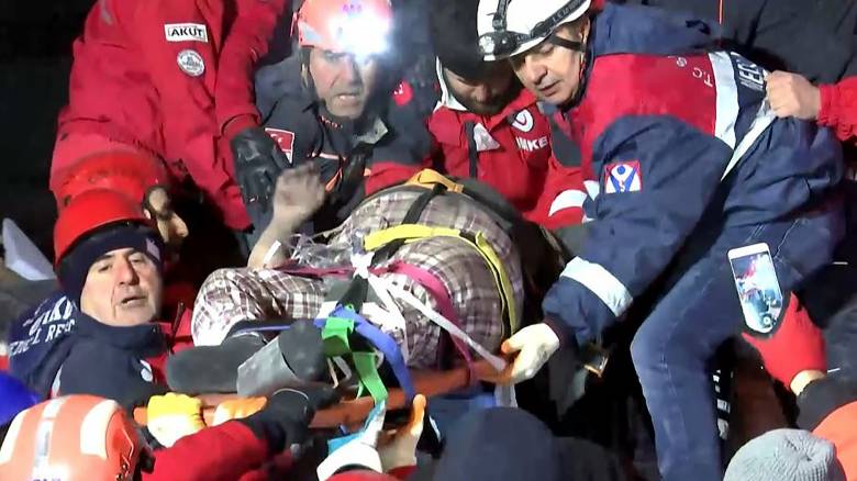 Σεισμός στην Τουρκία: Διέσωσαν έγκυο μετά από 12 ώρες στα ερείπια
