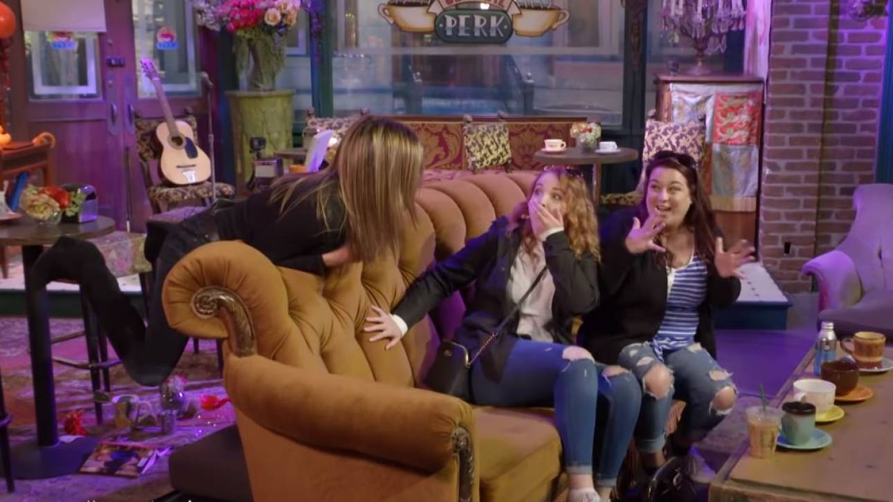 «Τα Φιλαράκια»: Η Τζένιφερ Άνιστον ξανά στο Central Perk - Η απίστευτη φάρσα της σε θαυμαστές