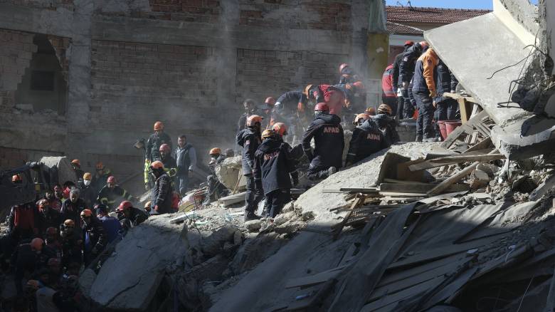 Σεισμός Τουρκία: Θρήνος και αγωνία στα χαλάσματα