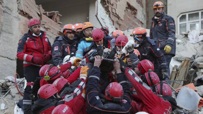 Σεισμός Τουρκία: Συγκλονιστικό βίντεο από τη διάσωση μητέρας - κόρης μετά από 28 ώρες στα χαλάσματα