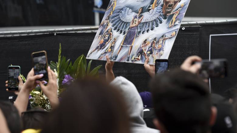 Κόμπι Μπράιαντ: Πλήθος κόσμου θρηνεί έξω από το Staples Center