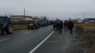 Έβγαλαν τα τρακτέρ στους δρόμους οι αγρότες - Στήνουν μπλόκα στη Λάρισα