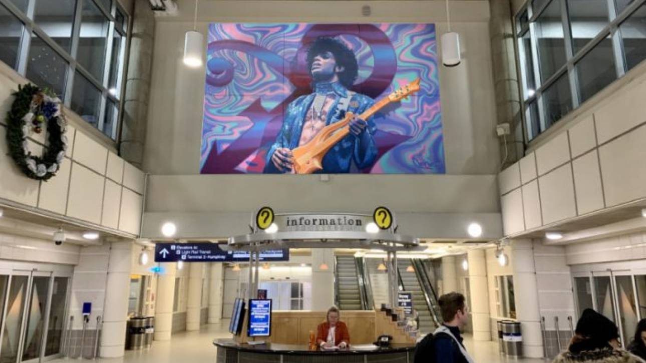 Αεροδρόμιο των ΗΠΑ τιμά τον Prince με μια τοιχογραφία - Στο αγαπημένο του μοβ χρώμα