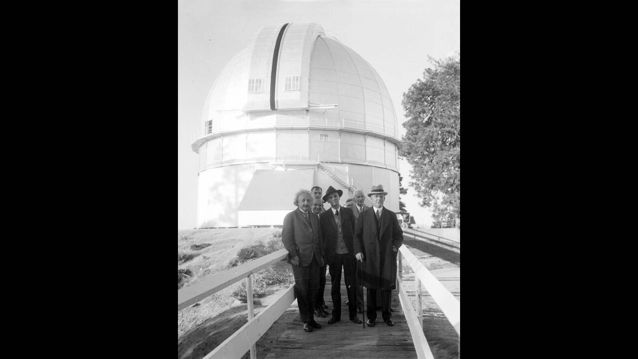 1931, Λος Άντζελες. Ο δρ. Άλμπερτ Αϊνστάιν επισκέπτεται το μεγαλύτερο τηλεσκόπιο του κόσμου, στο όρος Ουίλσον.