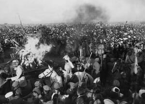 1948, Νέο Δελχί, Η νεκρική πυρά του Μαχάτμα Γκάντι, στις όχθες του ποταμού Τζούμνα. Στρατιώτες προσπαθούν να συγκρατήσουν το πλήθος που προσπαθεί να πλησιάσει.