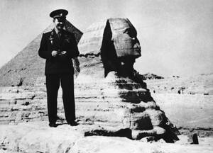 1962, Κάιρο. Ο Σοβιετικός κοσμοναύτης Γιούρι Γκαγκάριν, ο πρώτος άνθρωπος που τέθηκε σε τροχιά γύρω από τη γη, ποζάρει μπροστά από τη μεγάλη Σφίγγα, σε επίσκεψή του στην Αίγυπτο.