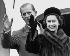 1963, Λονδίνο. Η βασίλισσα Ελισάβετ Β' και ο δούκας του Εδιμβούργου, επιβιβάζονται σε αεροσκάφος που θα τους μεταφέρει στν Αυστραλία, όπου θα πραγματοποιήσουν δίμηνη περιοδεία.