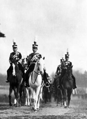 1936, Τόκιο. Ο Αυτοκράτορας της Ιαπωνίας Χιροχίτο, στο λευκό άλογό του, επιθεωρεί μέρος των στρατευμάτων του.