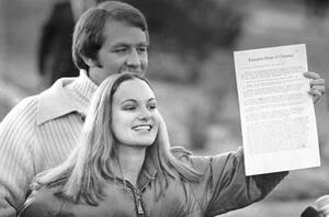 1979, Καλιφόρνια. Η Πατρίσια Χιρστ, η κληρονόμος που έλαβε μέρος σε ληστείες τραπεζών, δείχνει στον Τύπο το Προεδρικό έγγραφο μετατροπής της ποινής της, καθώς φεύγει από τις φυλακές του Πλέζαντον.