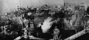 1941, Λονδίνο. Άποψη του βομβαρδιζόμενου από τους Γερμανους Λονδίνου, τραβηγμένη από την οροφή του Καθεδρικου ναού του Αγίου Παύλου.
