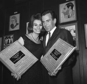 2014, Ίνσμπρουκ. Πεθαίνει, σε ηλικία 83 ετών. Ο Αυστριακός ηθοποιός Μαξιμίλιαν Σελ. Στη φωτογραφία, το 1962 με τη Σοφία Λόρεν στη Νέα Υόρκη.