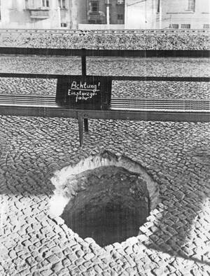 1962, Βερολίνο. Οι συνοριοφύλακες, στο γαλλικό τομέα του Βερολίνου, ανακάλυψαν ένα τούνελ που οδηγούσε στον ανατολικό τομέα της πόλης, όταν μέρος του κατέρρευσε. Τη φωτογραφία τράβηξε ένας φωτογράφος από το Δυτικό Βερολίνο, κάποια στιγμή που δεν τον έβλεπ
