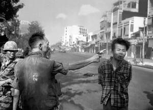 1968, Σαϊγκόν. Μια από τις εμβληματικότερες φωτογραφίες του πολέμου του Βιετνάμ. Ο Νοτιοβιετναμέζος στρατηγός Nguyen Ngoc Loan, αρχηγός της Αστυνομίας του Νοτίου Βιετνάμ, εκτελεί στο κέντρο της Σαϊγκόν έναν ύποπτο για συνεργασία με τους Βιετκόνγκ.