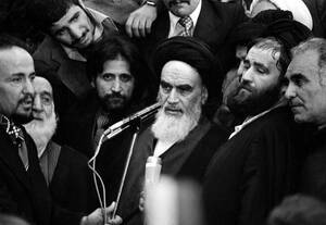 1979, Τεχεράνη. Μετά από 14 χρόνια εξορίας, ο Αγατολάχ Χομεϊνί επιστρέφει στην πρωτεύουσα του Ιράν.