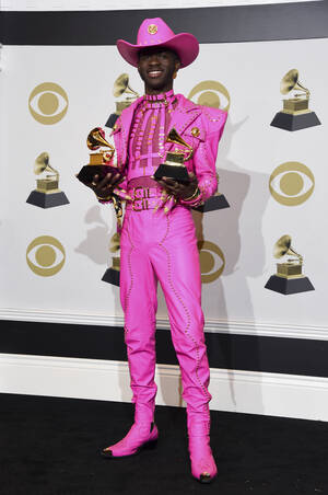 Ο Lil Nas X με ροζ Versace.