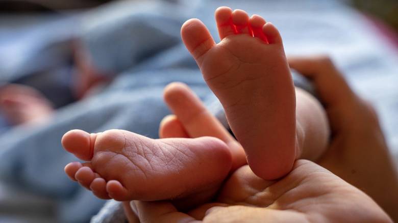 Επίδομα γέννας: Αντίστροφη μέτρηση για το άνοιγμα της πλατφόρμας – Τα κριτήρια