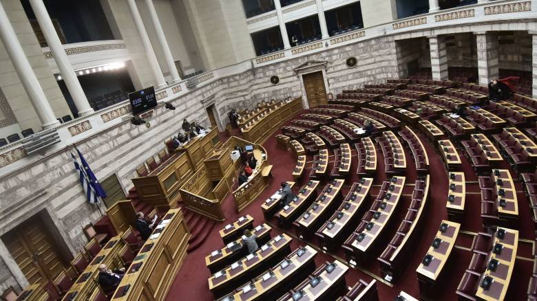 Βουλή: Υπερψηφίστηκαν το νομοσχέδιο για τη διαχείριση κρίσεων και η τροπολογία για τις ΜΚΟ