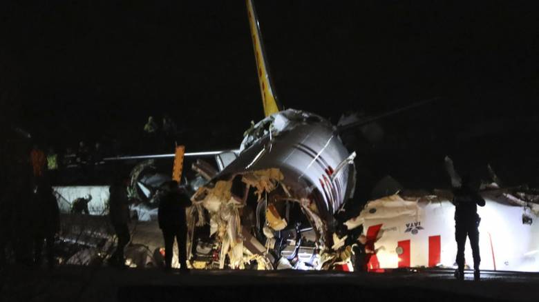 Κωνσταντινούπολη: Αεροπλάνο κόπηκε στα δύο - Δεκάδες τραυματίες