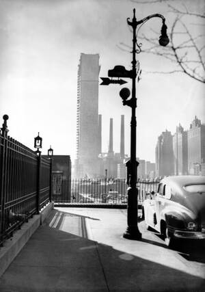 1950, Νέα Υόρκη. Το κτήριο των Ηνωμένων Εθνών βρίσκεται υπό κατασκευή. Θα έχει 39 ορόφους και θα στεγάσει τις υπηρεσίες του Οργανισμού.