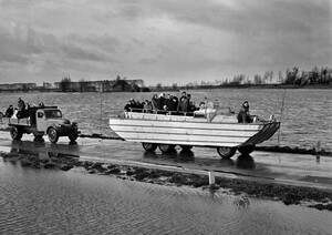 1953, Ολλανδία. Περισσότεροι από 1.200 άνθρωποι έχασαν τη ζωή τους όταν καταστροφικές πλημμύρες χτύπησαν την ευάλωτη Ολλανδία, στις 31 Ιανουαρίου. Οι αρχές συνεχίζουν να αναζητούν επιζώντες.