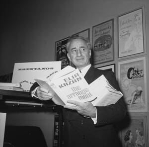 1967, Νέα Υόρκη. Ο σκηνοθέτης Ελία Καζάν με αντίγραφα του βιβλίου του, "Ο Συμβιβασμός".