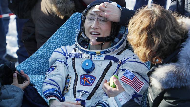 Επέστρεψε στη Γη μετά από 328 ημέρες στο διάστημα η αστροναύτης που έσπασε όλα τα ρεκόρ