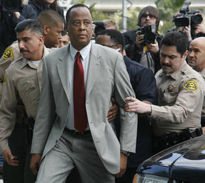 2010, Λος Άντζελες. Ο Κόνραντ Μάρεϊ, προσωπικός γιατρός του Μάικλ Τζάκσον φτάνει στο δικαστήριο, όπου θα έρθει αντιμέτωπος με την κατηγορία ότι ευθύνεται για το θάνατο του τραγουδιστή.