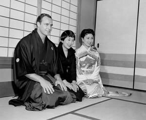 1957, Κιότο. Ο Μάρλον Μπράντο με δύο Γιαπωνέζες ηθοποιούς, με τις οποίες πρόκειται να συμπρωταγωνιστήσει στην επόμενη ταινία του που θα γυριστεί στην Ιαπωνία.