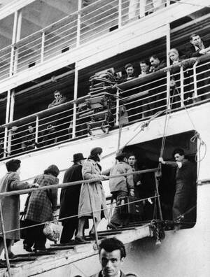 1947, Μασαλία. Πεντακόσιοι εξήντα πέντε Πολωνοί, Αυστριακοί και Ούγγροι Εβραίοι επιβιβάζονται στο πλοίο το οποίο θα τους μεταφέρει στην Αυστραλία, όπου ελπίζουν να βρουν ξανά μια πατρίδα.