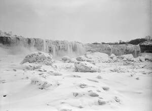 1947. Οι καταρράκτες του Νιαγάρα σε μια σπάνια στιγμή που έχουν παγώσει εντελώς.