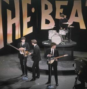 1964, Νέα Υόρκη. Οι Beatles κάνουν πρόβες για την παρθενική τους τηλεοπτική εμφάνιση στις ΗΠΑ, στο "Ed Sullivan Show".
