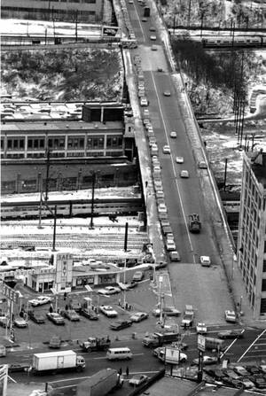 1974, Νέα Υόρκη. Η ουρά των αυτοκινήτων σε ένα βενζινάδικο στο Κουίνς, είναι ατελείωτη, καθώς η έλλειψη καυσίμων κορυφώνεται.
