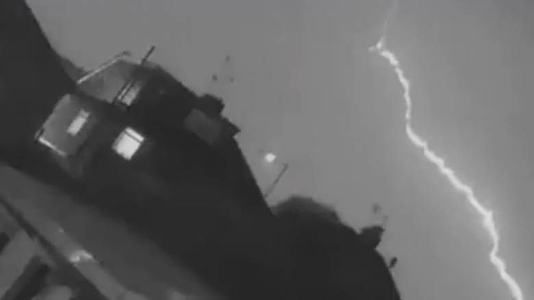 Τρόμος στον αέρα: Βίντεο από τη στιγμή που κεραυνός «χτυπάει» αεροπλάνο