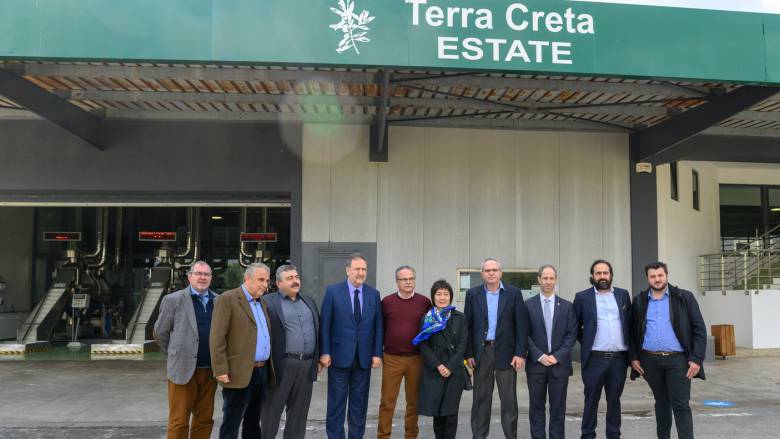 Terra Creta: Αφιέρωση δέντρου ελιάς προς τιμήν της πρέσβεως της Κίνας