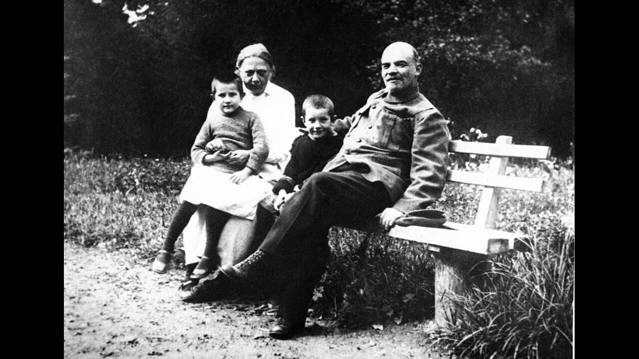 15 Φεβρουαρίου 1922. Ο Βλαδίμηρος Λένιν και η οικογένειά του. Στο Γκόρκι με τη Ναντέζντα Κρούπσκαγια, η οποία κρατάει τη Βέρα, την κόρη του κηπουρού, ενώ ο ανηψιός του Λένιν, ο Βίκτωρ, κάθεται ανάμεσά τους.