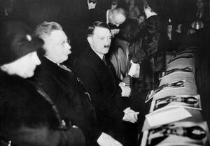 15 Φεβρουρίου 1933. Ο Γερμανός Καγκελάριος Αδόλφος Χίτλερ σε μια κινηματογραφική πρεμιέρα στο Βερολίνο.