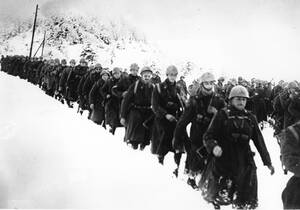 15 Φεβρουαρίου 1941. Ιταλοί στρατιώτες προχωρούν στα χιόνια, οδεύοντας προς την πρώτη γραμμή του μετώπου για να αντιμετωπίσουν τον ελληνικό στρατό στην Αλβανία.