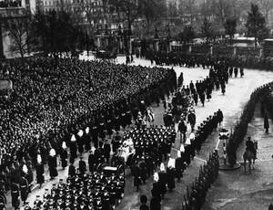 15 Φεβρουαρίου 1952. Η κηδεία του βασιλιά Γεώργιου του 6ου. Τα πλήθη συρρέουν στο Μάρμπλ Αρτς του Λονδίνου για να παρακολουθήσουν τη νεκρώσιμη πομπή, καθώς το άψυχο σώμα του Γεωργίου του 6ου μεταφερόταν στην τελευταία του κατοικία στο Γουίνσορ. Ακολουθεί 