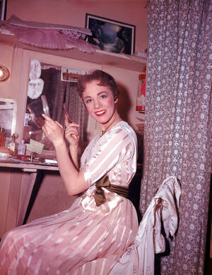 15 Φεβρουαρίου 1957. Η ηθοποιός Τζούλι Άντριους στο καμαρίνι της, στο θέατρο Mark Hellinger, στη Νέα Υόρκη, στο οποίο πρωταγωνιστεί στην παράσταση  “Ωραία μου Κυρία”, έχοντας το ρόλο της Ελίζα Ντουλίτλ.