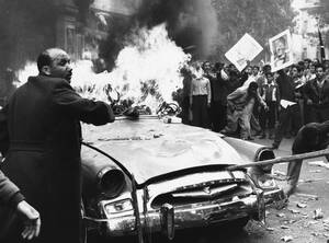 15 Φεβρουαρίου 1961. Ο όχλος περικυκλώνει ένα φλεγόμενο αυτοκίνητο το οποίο ανήκει στην αμερικανική πρεσβεία στο Κάιρο της Αιγύπτου. Οι ίδιοι είχαν βάλει νωρίτερα φωτιά στο αυτοκίνητο κατά τη διάρκεια διαμαρτυρίας για το θάνατο του Πατρίς Λουμούμπα στο Κο