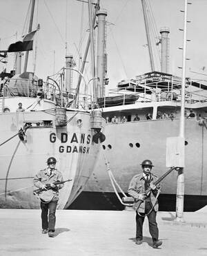 15 Φεβρουαρίου 1964. Ελληνοκύπριοι αστυνομικοί περιπολούν στο λιμάνι της Αμμοχώστου στην Κύπρο. Λίγο νωρίτερα είχαν ξεσπάσει ταραχές, καθώς Τουρκοκύπριοι εργάτες βρήκαν όπλα επάνω σε ένα ελληνικό πλοίο. Οι Τουρκοκύπριοι κατάσχεσαν τρία κιβώτια εκρηκτικών 