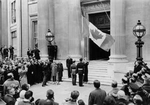 15 Φεβρουαρίου 1965. Η νέα καναδική σημαία υψώνεται για πρώτη φορά στην είσοδο του Canada House στην πλατεία Τραφάλγκαρ του Λονδίνου. Η τελετή πραγματοποιήθηκε από τον Λιονέλ Σεβριέ, τον Ύπατο Αρμοστή του Καναδά στο Λονδίνο.