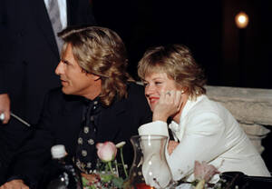 15 Φεβρουαρίου 1989. Ο ηθοποιός Ντον Τζόνσον και η πρώην σύζυγός του και νυν αρραβωνιαστικιά του Μέλανι Γκρίφιθ, η οποία περιμένει το παιδί τους, γιορτάζουν το 100ό επεισόδιο του "Miami Vice" στο Μαϊάμι, στη Φλόριδα.