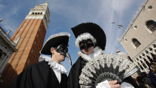 Φαντασμαγορικό Καρναβάλι στη Βενετία – Χιλιάδες παρακολούθησαν το «πέταγμα του Αγγέλου»