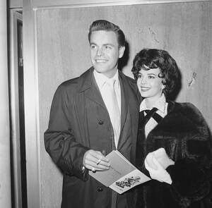 1959, Ρόμπερτ Βάγκνερ και Νάταλι Γουντ:
Ο ηθοποιός Ρόμπερτ Βάγκνερ και η σύζυγός τους Νάταλι Γουντ σε ένα πάρτι στο Romanoff's, μετά την πρεμιέρα του “Imitation of Life”.