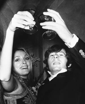 1969, Πολάνσκι – Τέιτ:
Ο Ρομάν Πολάνσκι με τη σύζυγό του, την ηθοποιό Σάρον Τέιτ, στην πρεμιέρα της ταινίας “Το μωρό της Ρόζμαρι”, στο Λονδίνο.