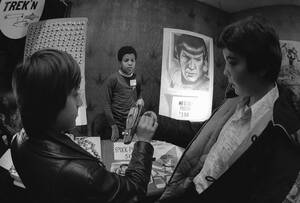 1974, Συνέδριο fans του Star Trek:
Φανατικοί της σειράς Star Trek σε ένα συνέδριό τους σε ξενοδοχείο της Νέας Υόρκης, κοιτούν μια αφίσα του Mr. Spock, τον οποίο ερμήνευσε ο Λέοναρντ Νιμόι.