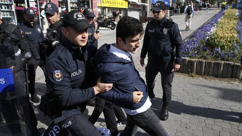 Τουρκία: Μπαράζ συλλήψεων κατά «Γκιουλενιστών» – Πάνω από 700 εντάλματα